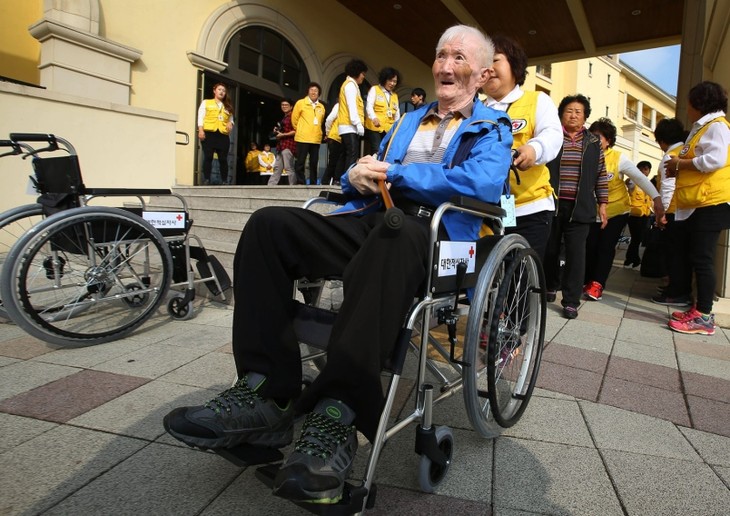 Second group of S.Koreans gather for reunion with DPRK relatives - ảnh 1